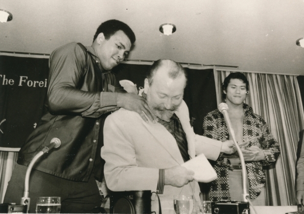 Muhammad_Ali-_Antonio_Inoki-_Alvin_Al_E._Cullison-1976-06-18-B20SP-005.jpg