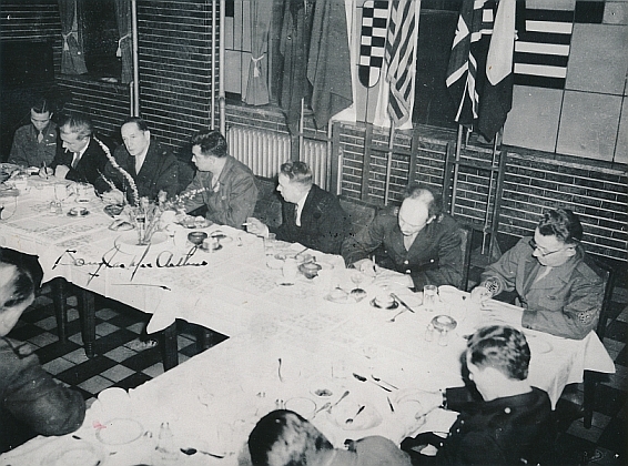 Douglas_MacArthur_at_Tokyo_Correspondents_Club-_Tom_Lambert_1947-03-17-007.jpg